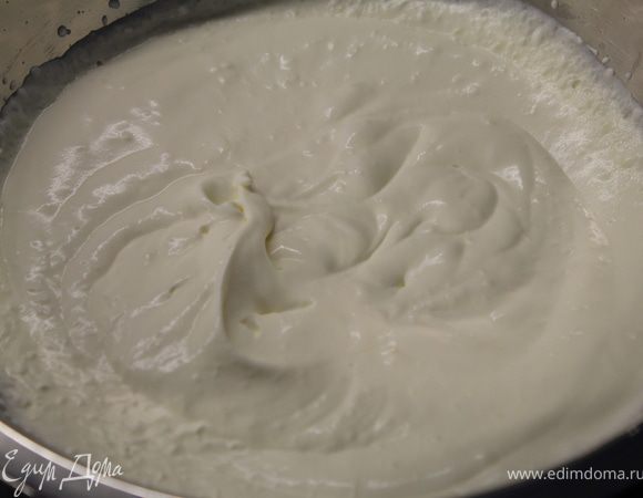 Сливки взбить с сахарной пудрой до средних пиков и отправить в холодильник.