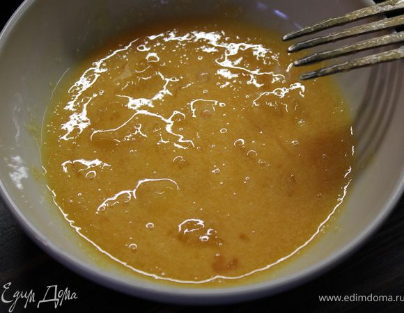 2 ст.л. сахара от 65 г общего количества сахара соедините с желтками. 