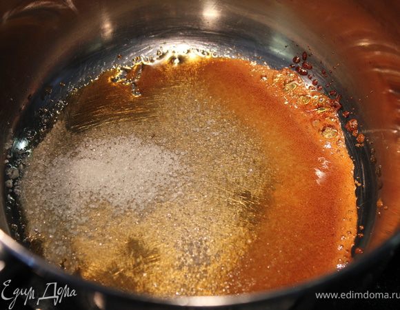 Остальной сахар и палочку корицы положить в сотейник и нагреть, ничем не мешая - он станет карамельного цвета. Вместо палочки я добавила молотую корицу.
