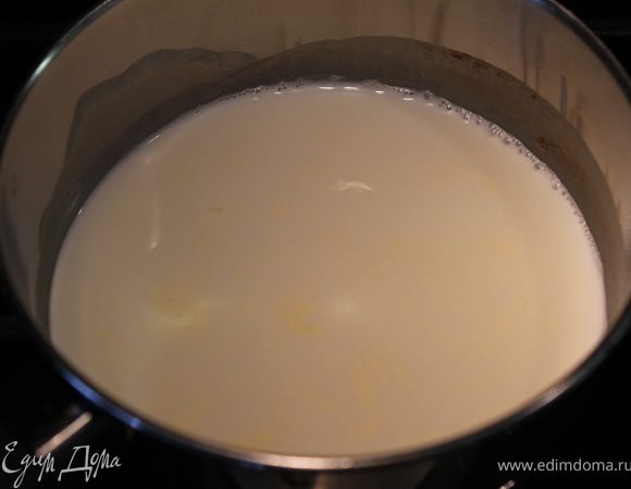 Параллельно нагреть молоко.