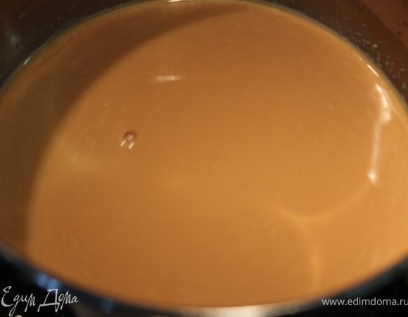 В готовую карамель постепенно влить горячее молоко,все время мешая венчиком. Молоко приобретет красивый цвет карамели:)