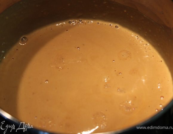 Взбейте желтки и добавьте к ним немного карамельного молока, постоянно мешая венчиком, чтобы они не свернулись. Затем добавьте еще немного и перелейте желтки уже в сотейник с остальным молоком и варите смесь до загустения на среднем огне около 5 минут. Не кипятить!.. Добавьте набухший желатин и размешайте, он сам разойдется в креме... Снимите с огня и остудите крем до комнатной температуры.