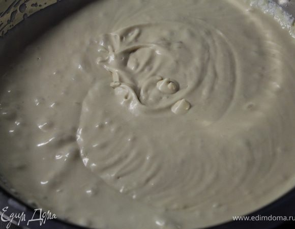 Охлажденный крем добавьте уже ко взбитым сливкам на низкой скорости миксера.