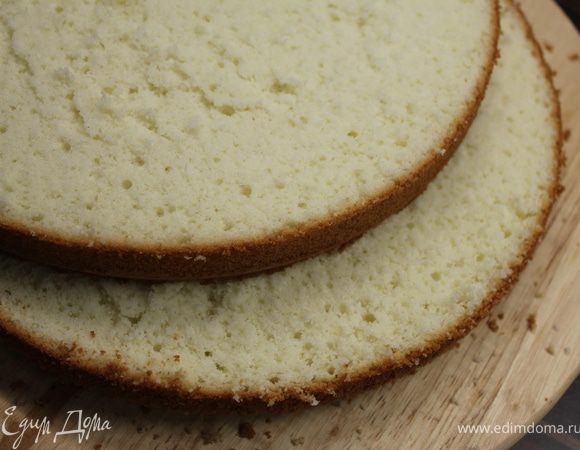 СБОРКА ТОРТА. Бисквит разрежьте на два коржа и пропитайте каждый сиропом после карамелизации яблок.