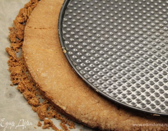 Песочные коржи ровняем (если это необходимо) под нашу форму, осторожно ножом. Крошки собираем и оставляем для обсыпки торта.