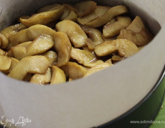 Кладем один пропитанный корж в форму, устанавливаем бортики и прокладываем вокруг бумагой. Выкладываем на него немного мусса, только чтобы закрыть его (прилепить к другому коржу)... Кладем на него песочный корж и выкладываем яблоки.