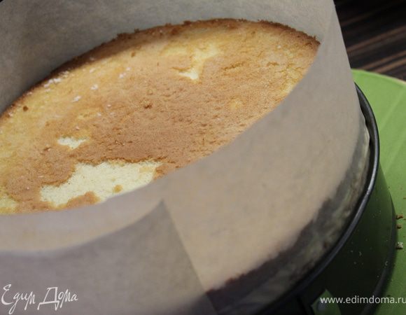 Выливаем большую часть мусса на яблоки (оставив немного также для прослойки между бисквитом и песочным коржом, а также для смазывания верха торта)... Затем кладем песочный корж, мусс и снова пропитанный бисквитный корж.