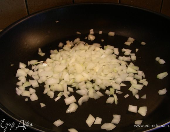 Лук нарезаем мелко и обжариваем его в 1 ст.л. оливкового масла минут 5. Вливаем в него половину бульона, доводим до кипения, уменьшаем огонь и тушим минут 5-8.
