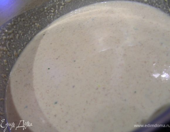 Помещаем ореховую массу в сотейник, добавляем яйцо, муку, уксус, перец и соль. Вливаем оставшийся бульон и ставим на небольшой огонь. Постоянно помешиваем. Добавляем лук. Доводим до кипения и тут же снимаем с огня.
