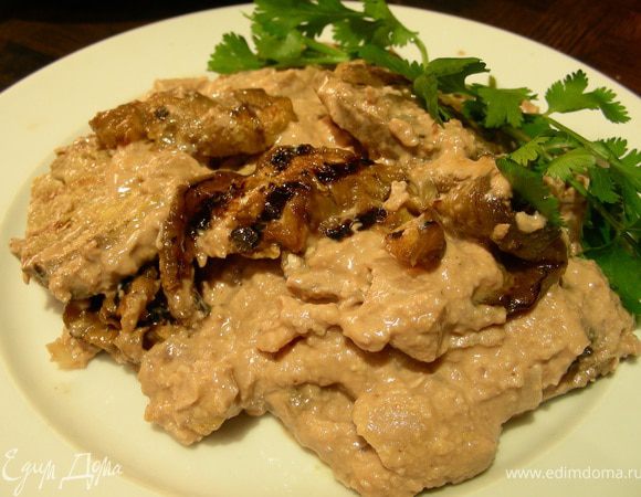 Подаем сациви обязательно холодным, можно украсить зернами граната или кинзой. Приятного аппетита))
