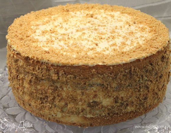 Верх смазываем небольшим количеством мусса и отправляем охлаждаться и пропитываться ночь! Затем можно украсить обсыпкой от песочных коржей... Торт готов!:)