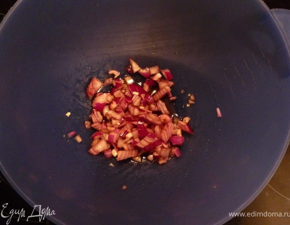 Лук почистить и мелко порезать. Перемешать с уксусом, перцем, солью, щепоткой сахара, паприкой. Добавить 3ст.л. масла.