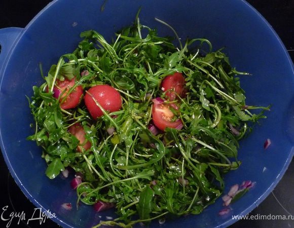 Руколу промыть, дать стечь воде, нащипать по пожеланию. Томаты помыть и нарезать напополам. Все перемешать с луковым маринадом. Отложить.