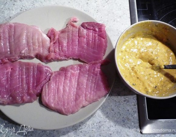 Шницели высушить бумажным полотенцем, разрезать напополам. Яйца, горчицу, 1ст.л. воды, соль и муку перемешать. 