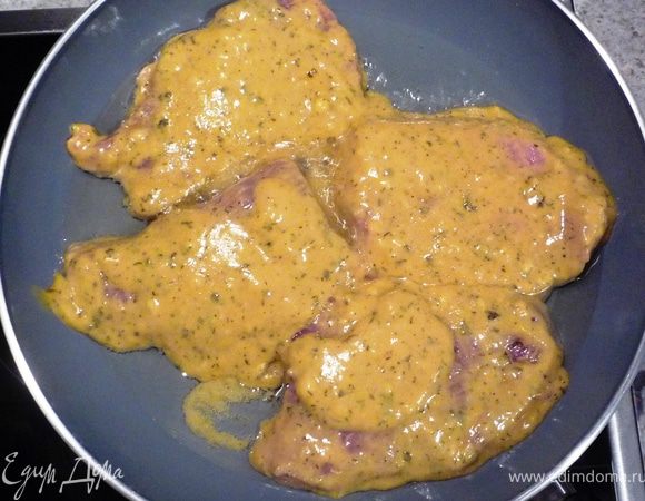 Разогреть масло на сковороде. Обмакнуть куски шницеля в яйчно-горчичном маринаде и обжарить в течение 4-5 минут с каждой стороны. 