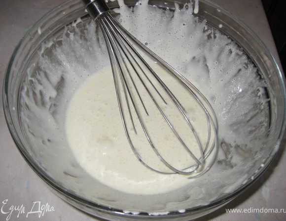 Отделяем белки от желтков. Желтки збиваем с 3 ст.л сахара добела.