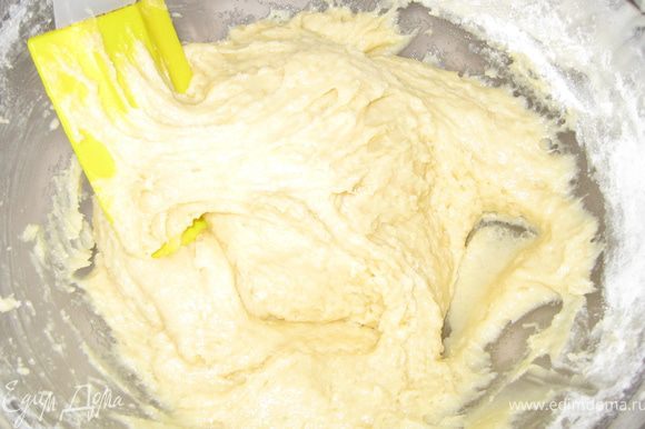 Добавляем сметану, растопленное сливочное масло или маргарин, муку. разрыхлитель и вымешиваем не густое тесто.