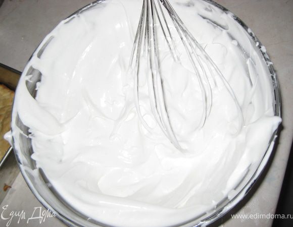 Белки взбиваем в пену. Добавляем сахар, и взбиваем до крутых пик.