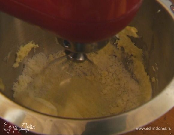 Приготовить тесто: предварительно размягченное сливочное масло с сахаром взбить в комбайне.