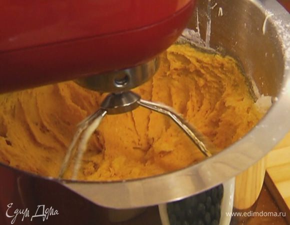 Не выключая комбайна, всыпать в тесто поленту, муку с разрыхлителем и вымешать все на небольшой скорости.