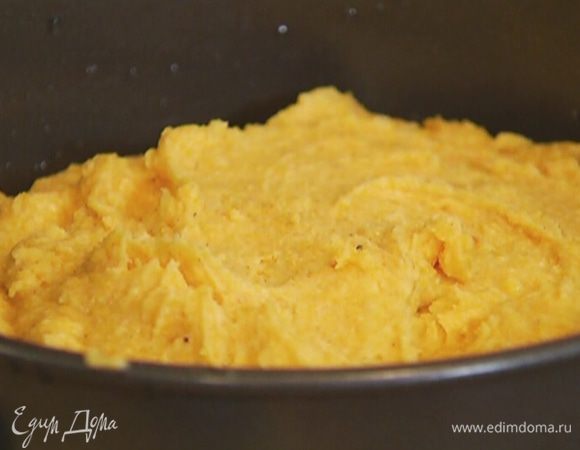 Дно и стенки разъемной формы для выпечки смазать оливковым маслом, выложить в нее тесто и отправить в разогретую духовку на 30 минут.