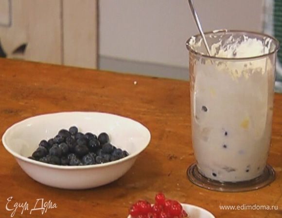 Сливки взбить миксером в пышную массу, добавить голубику и перемешать.