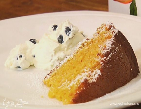 Остывший пирог разрезать, присыпать сахарной пудрой и подавать со взбитыми сливками.