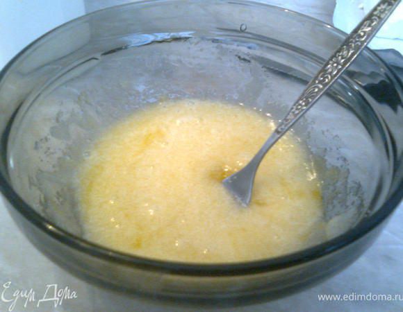 Маргарин, яйца и сахар взбейте.