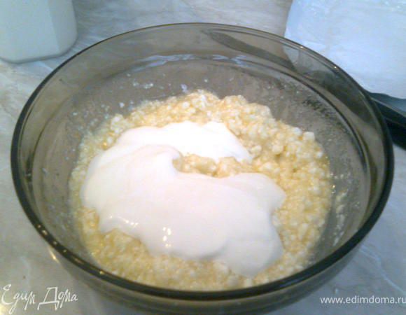 Добавьте к смеси творог, сметану, соду, соль и мед.Взбейте до однородности.