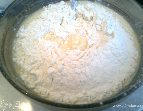 Просейте муку, взбейте.( Муки необходимо столько, чтобы тесто было эластичным, мягким и не липло к рукам)