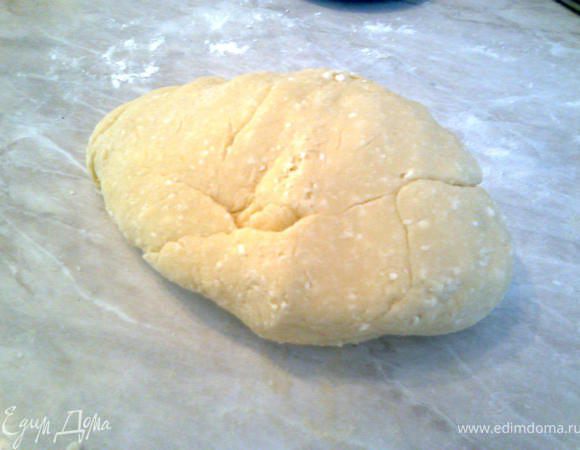 Выложите тесто на поверхность, присыпанную мукой, вымесите тесто.