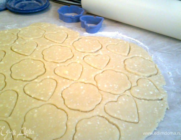 Раскатайте тесто в пласт толщиной около 5 мм.Вырежьте выемками фигурки.