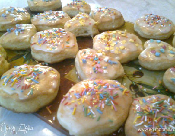 Выпеченные печенья остудите, поверхность смажьте сгущенным молоком и посыпьте посыпками и...ПРИЯТНОГО АППЕТИТА!:)