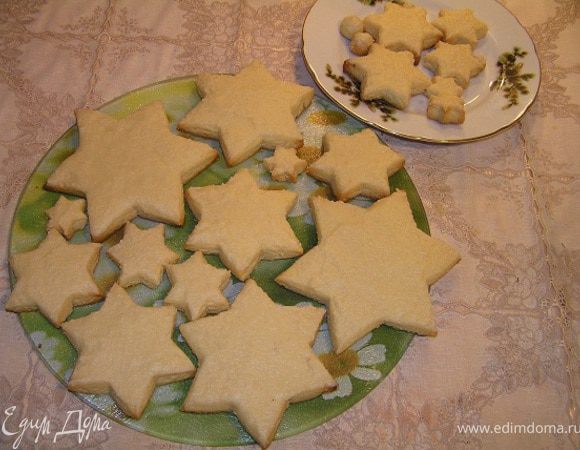 Смахнуть крошки с каждой звездочки, выложить немного крема, разровнять. Слой крема должен быть 2-3 мл. Охлаждать 2-3 часа. Все это можно приготовить заранее и хранить в холодильнике, а в день торжества только собрать.