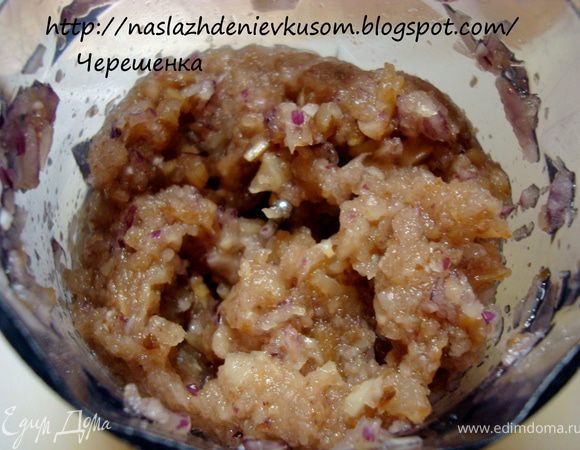 Грибы (у меня были замороженные) вместе с луком и чесноком измельчить в блендере до средних кусочков…