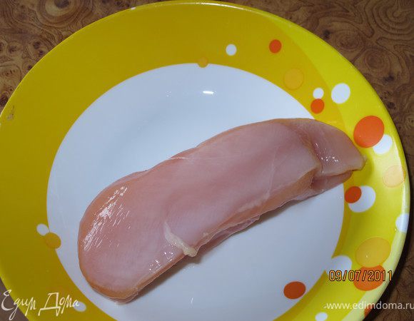 1. Готовим куриный бульон.
Куриную грудку и все овощи (лук, морковь, сельдерей) заливаем 2 литрами воды. И варим до готовности. Когда бульон будет готов, вытаскиваем всё из него. Куриную грудку откладываем, овощи я выкидываю.
