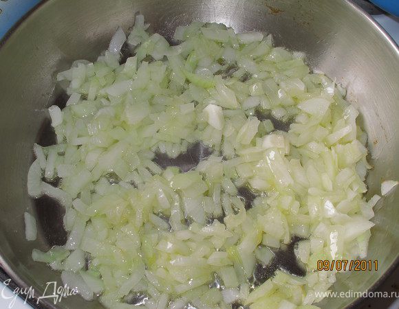 2. Готовим фрикадели.
Разогреваем духовку до 200 градусов.
Лук режем мелко, насколько вы можете.
Разогреваем на сковороде оливковое масло и жарим лук до золотистого цвета.
