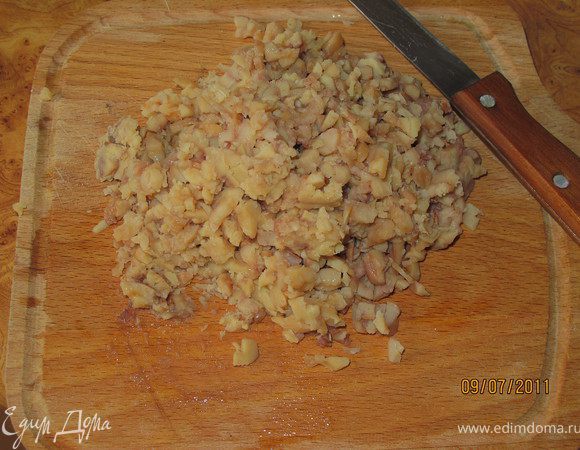 Каштаны, чеснок, петрушку мелко режем.