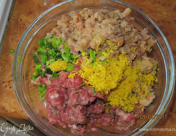 Добавляем в фарш каштаны, чеснок, петрушку и цедру. Солим, перчим и мешаем.