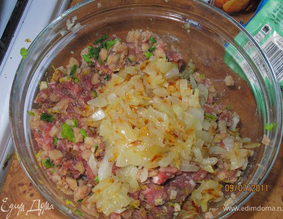 Затем добавляем в фарш жаренный лук и всё хорошо перемешиваем. Я мешала руками.
И я добавила столовую ложку муки. Хотя по рецепту не надо было. Вы можете не добавлять, я подстраховалась.