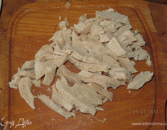 3.Готовим суп.
Пока фрикадели готовятся нарезаем куриную грудку.
