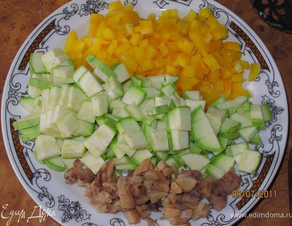 Нарезаем кабачок и перец мелкими кубиками. Нарезаем мелко каштаны.
Из нашего очищенного лимона выдавливаем сок.