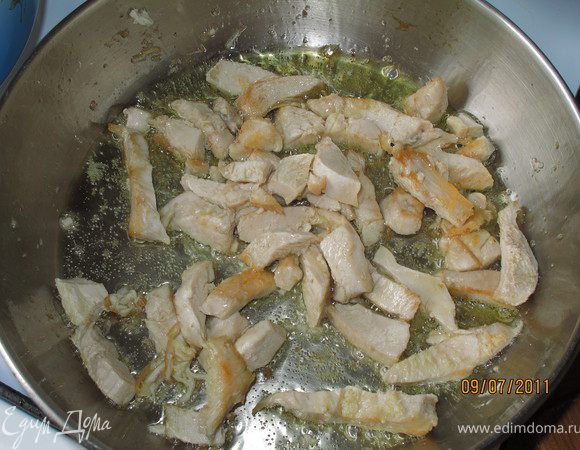 Разогреваем в сковороде оливковое масло и обжариваем слегка куриную грудку.