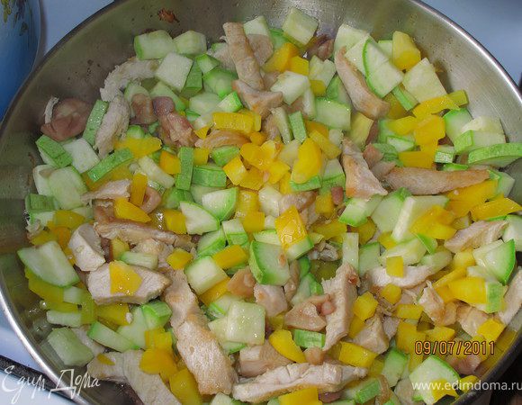 Затем добавляем овощи и жарим 3-5 минут.