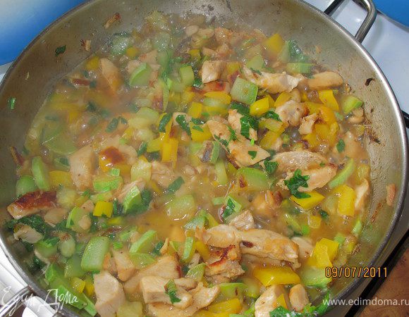 Добавляем лимонный сок, солим, перчим, сахарим и добавляем зелень. Тушим 2-4минуты. Разогреваем бульон и добавляем в него всё что готовили в сковороде. Готовим в кастрюле 5 минут.