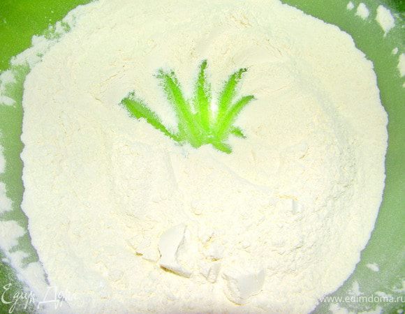 Муку просеять, добавить разрыхлитель, корицу,ванилин. Перемешать.