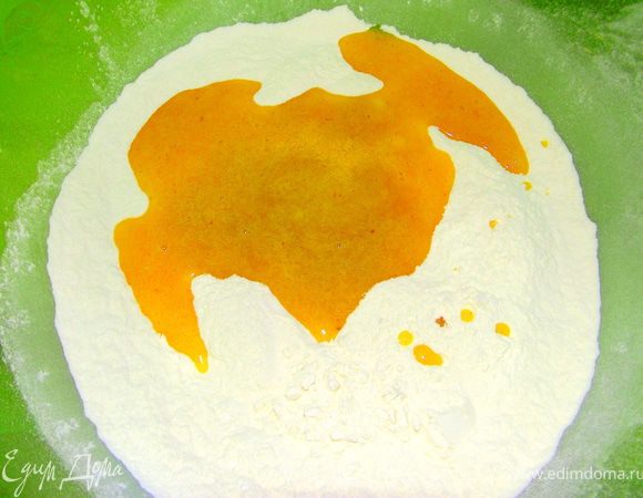 В муку ввести жидкую массу. Перемешать.