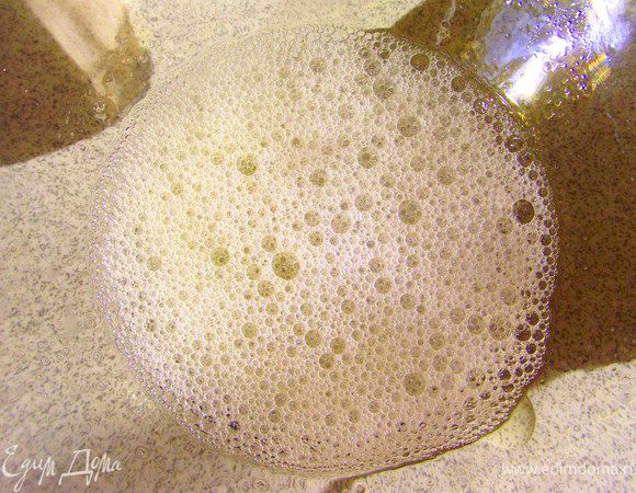 Белок слегка взбить.