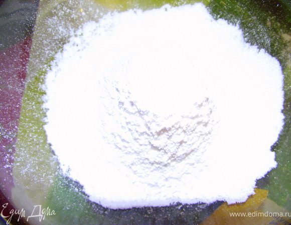 Просеять сахарную пудру.