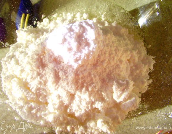 Добавить сах. пудру к белку перемешать. Убрать глазурь в морозильник.